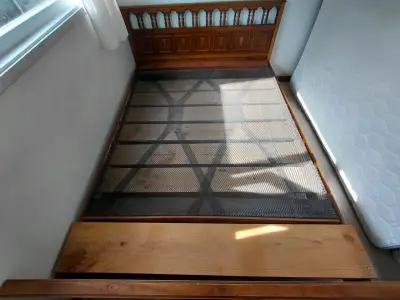 Cama de madera con somier de metal - miniatura 2
