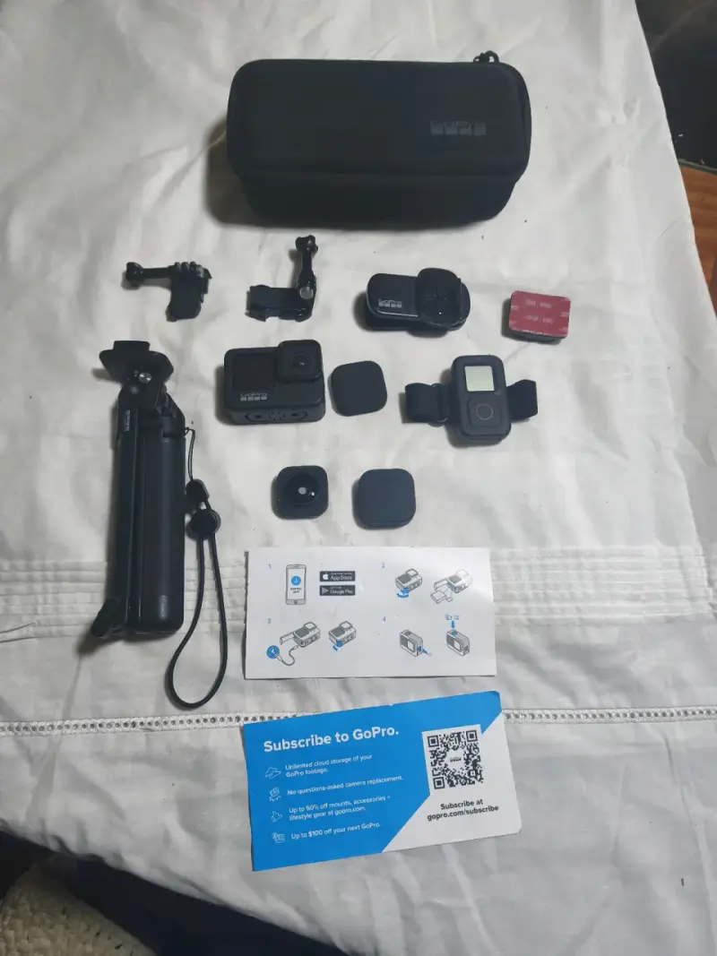 Cámara de acción GoPro con accesorios y estuche - 1