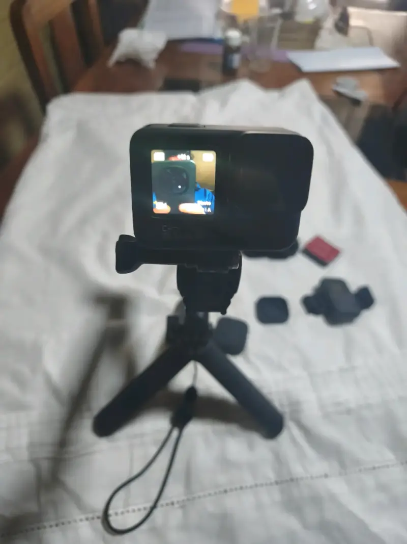 Cámara de acción GoPro con accesorios y estuche - 2