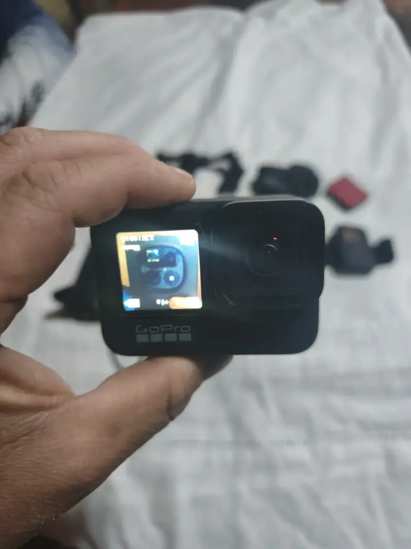Cámara de acción GoPro con accesorios y estuche - 3