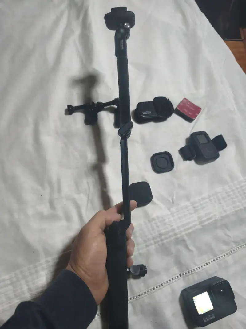 Cámara de acción GoPro con accesorios y estuche - 5