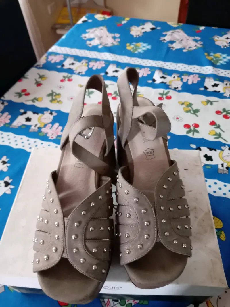 Sandalias de tacón beige con tachas