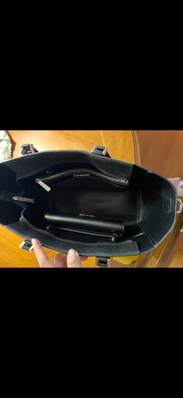 Bolso negro Michael Kors con monogramas - 2