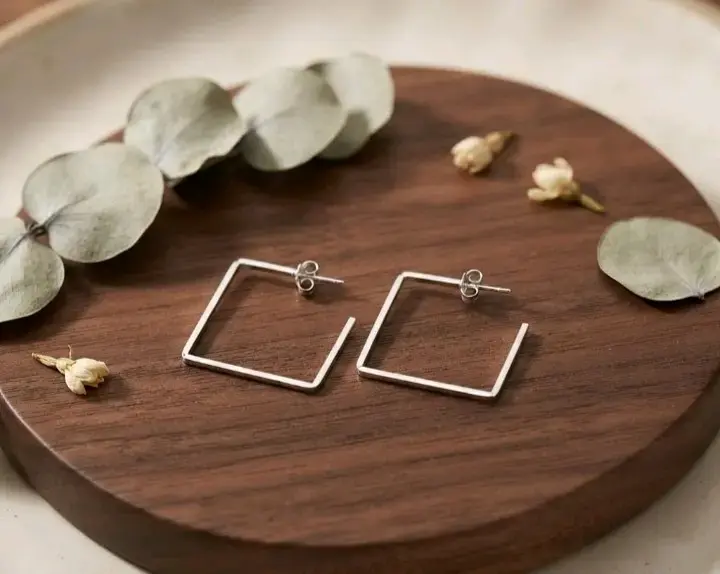 Aros cuadrados minimalistas en plata