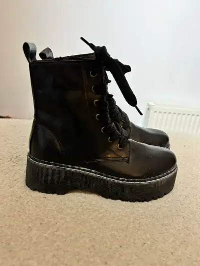 Botas negras de plataforma con cordones - miniatura 1
