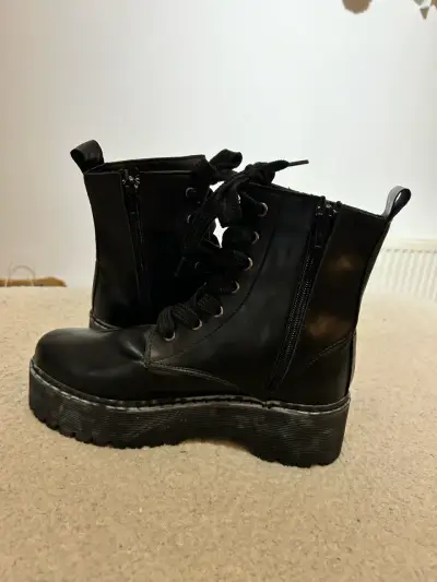 Botas negras de plataforma con cordones - miniatura 2