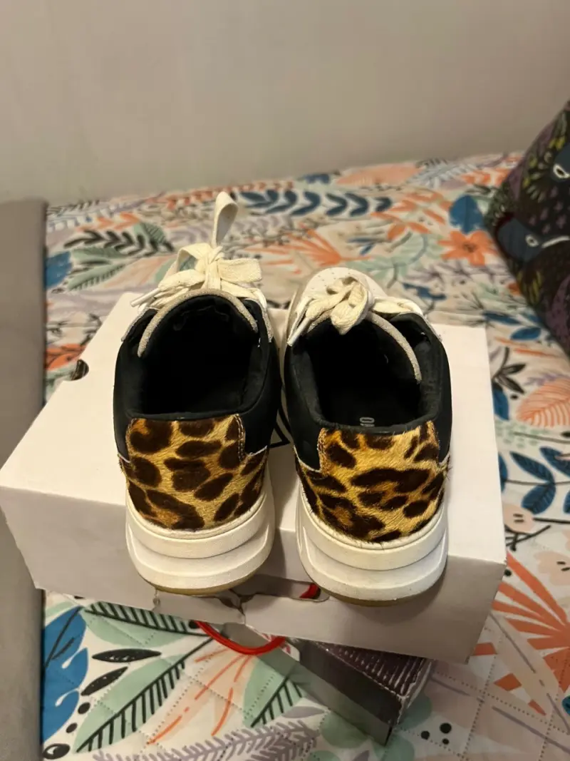 Zapatillas deportivas blancas con detalles animal print - 2