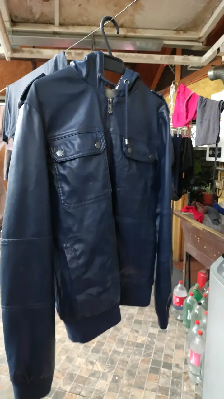 Chaqueta azul de cuero sintético con capucha - 1