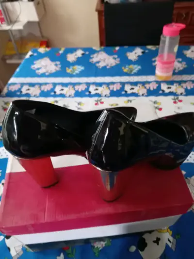 Zapatos de tacón alto negros con tacón dorado - miniatura 1