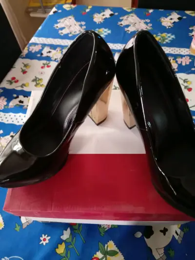 Zapatos de tacón alto negros con tacón dorado - miniatura 2