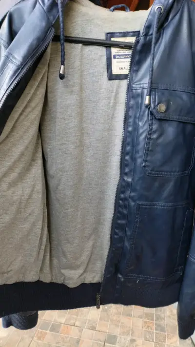 Chaqueta azul de cuero sintético con capucha - miniatura 4