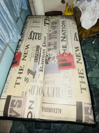 Sofá cama plegable con diseño de periódico - miniatura 1