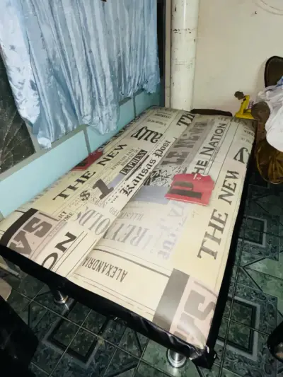 Sofá cama plegable con diseño de periódico - miniatura 2