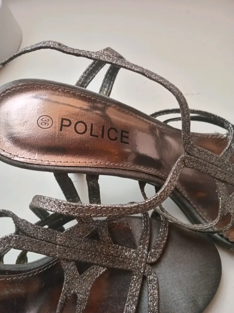 Sandalias de tacón plateadas Police elegantes - 3