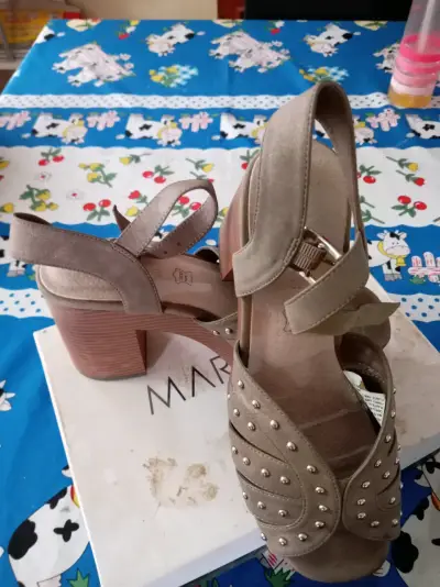 Sandalias de tacón alto con tachas beige - miniatura 1