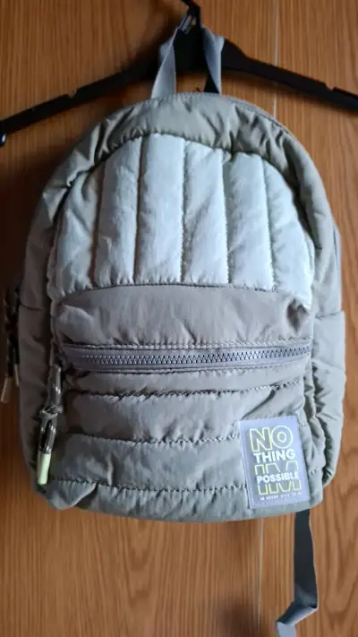 Mochila acolchada gris con diseño moderno - miniatura 1