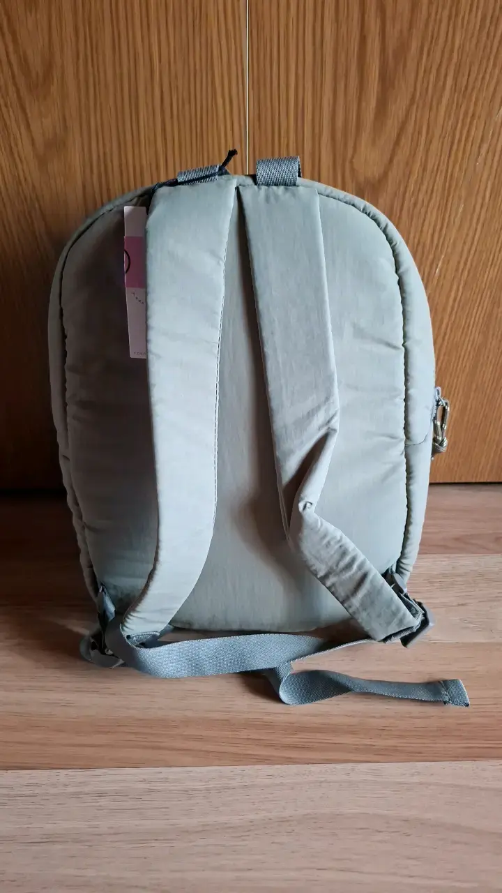 Mochila acolchada gris con diseño moderno - 2