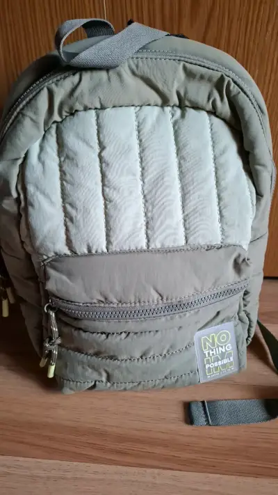 Mochila acolchada gris con diseño moderno - miniatura 3