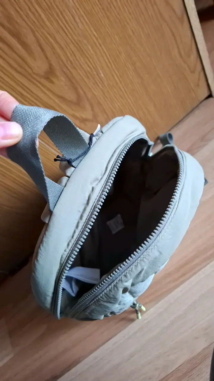 Mochila acolchada gris con diseño moderno - 4