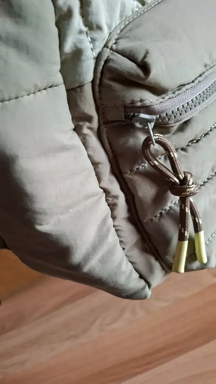 Mochila acolchada gris con diseño moderno - 5
