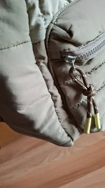 Mochila acolchada gris con diseño moderno - miniatura 5