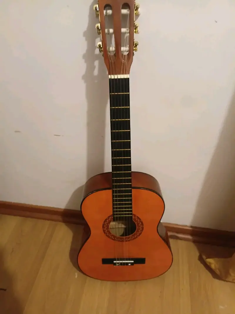 Guitarra clásica de madera en buen estado - 1