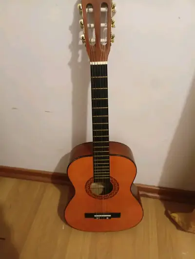Guitarra clásica de madera en buen estado - miniatura 1