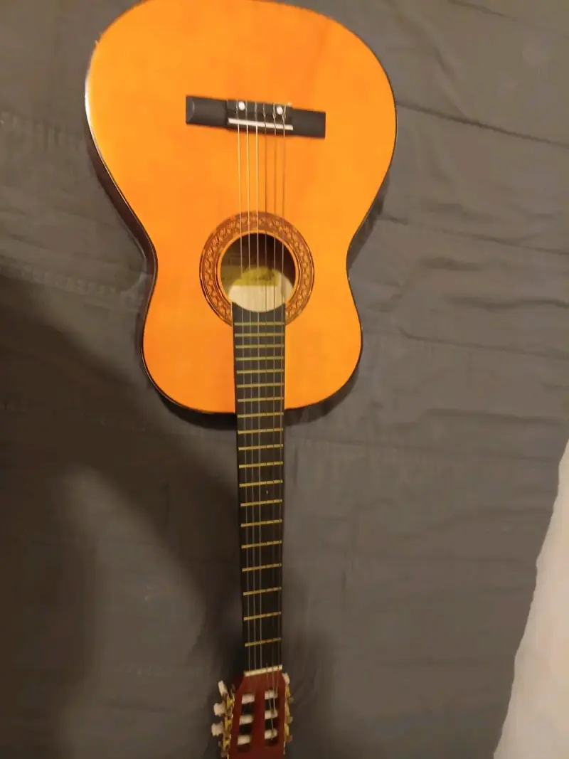 Guitarra clásica de madera en buen estado - 2