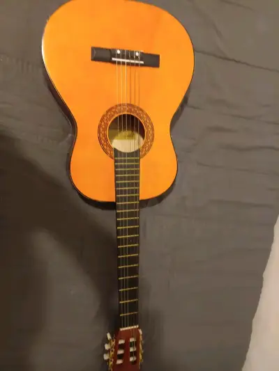 Guitarra clásica de madera en buen estado - miniatura 2