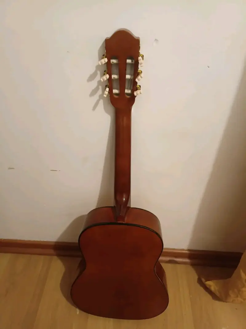 Guitarra clásica de madera en buen estado - 3