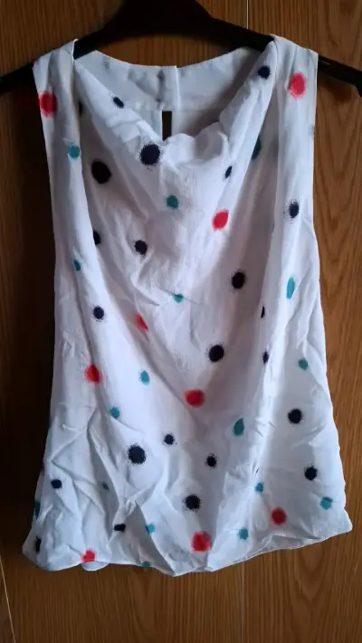 Blusa sin mangas con lunares de colores - miniatura 1