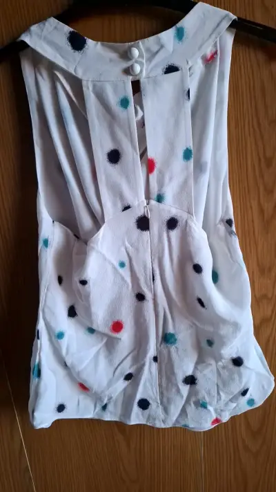 Blusa sin mangas con lunares de colores - miniatura 2