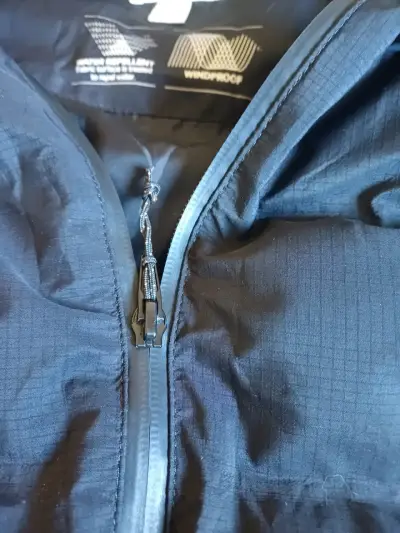 Chaqueta negra impermeable con capucha H&M - miniatura 3