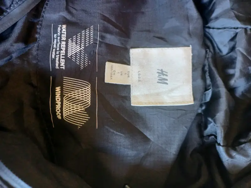 Chaqueta negra impermeable con capucha H&M - 4