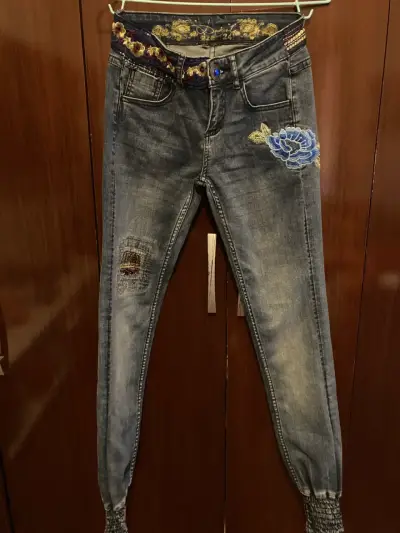Jeans de mujer con bordado floral - miniatura 1