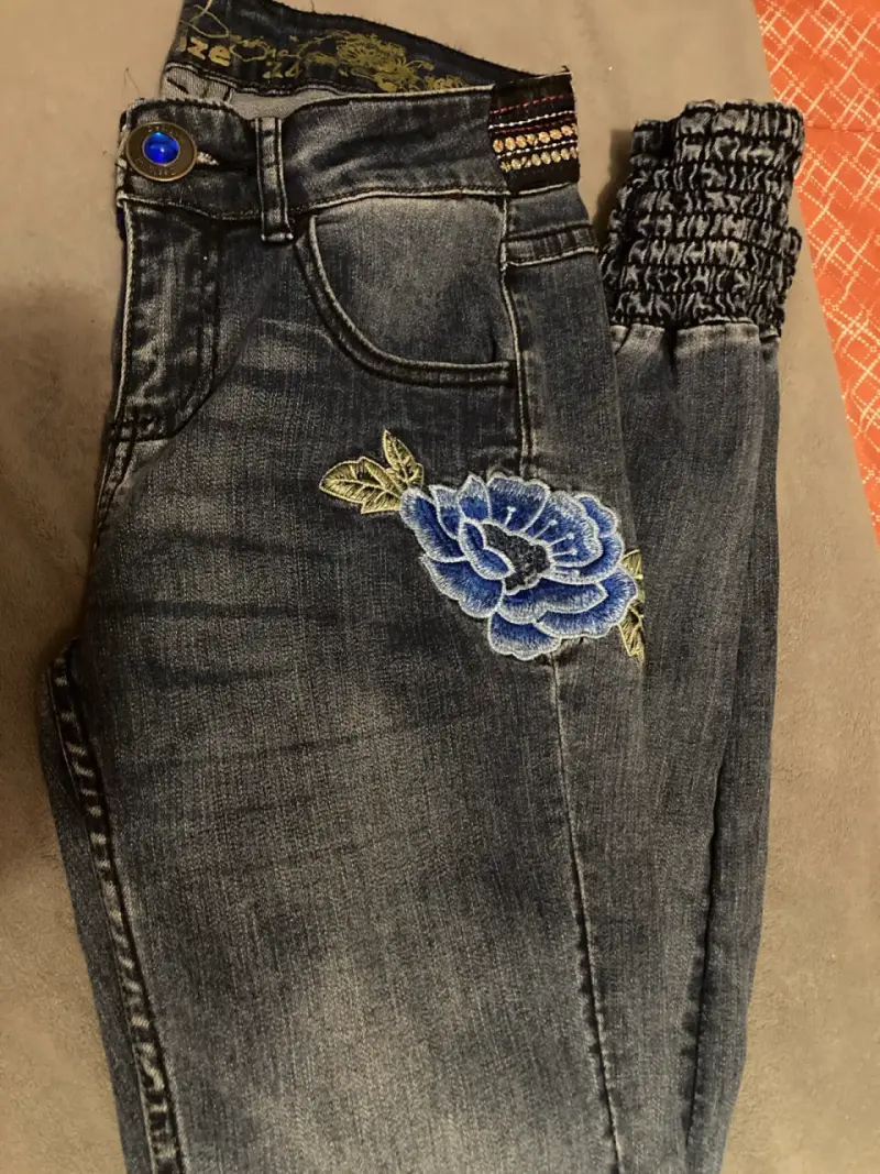 Jeans de mujer con bordado floral - 2