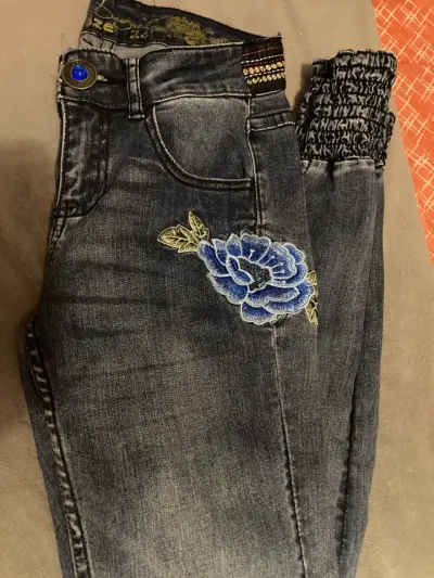 Jeans de mujer con bordado floral - miniatura 2