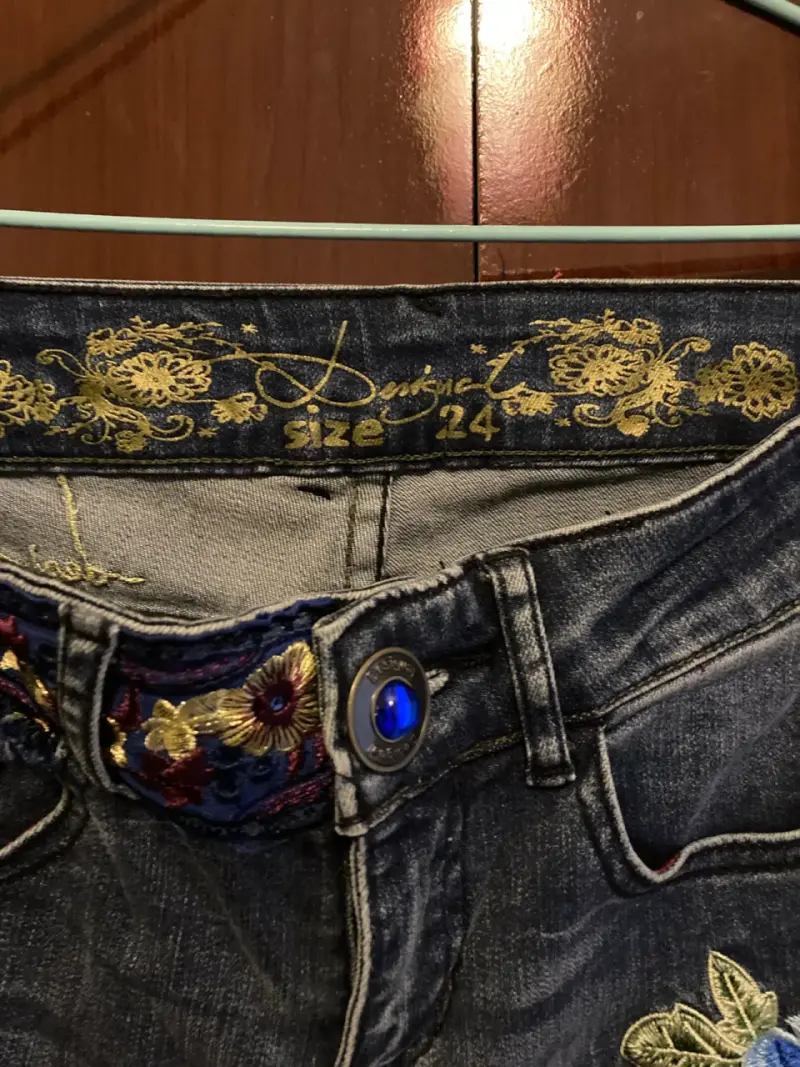 Jeans de mujer con bordado floral - 3