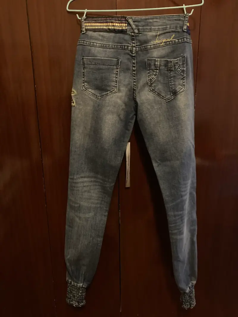 Jeans de mujer con bordado floral - 4