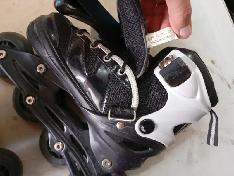 Patines en línea negros con protecciones - 3