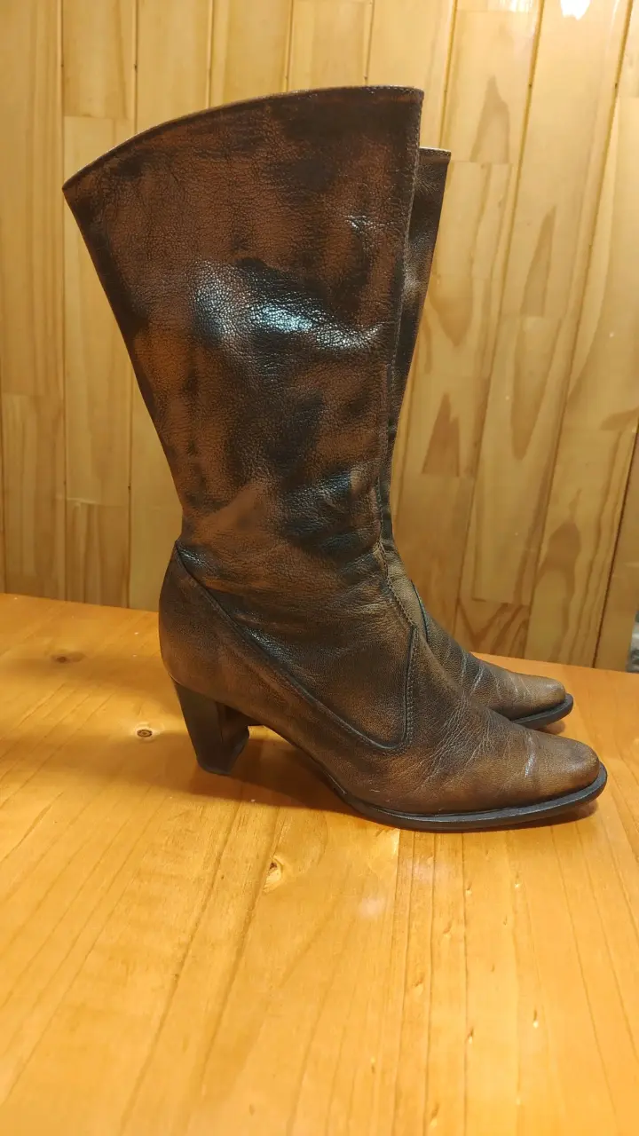 Botas de cuero marrón con tacón medio - 1