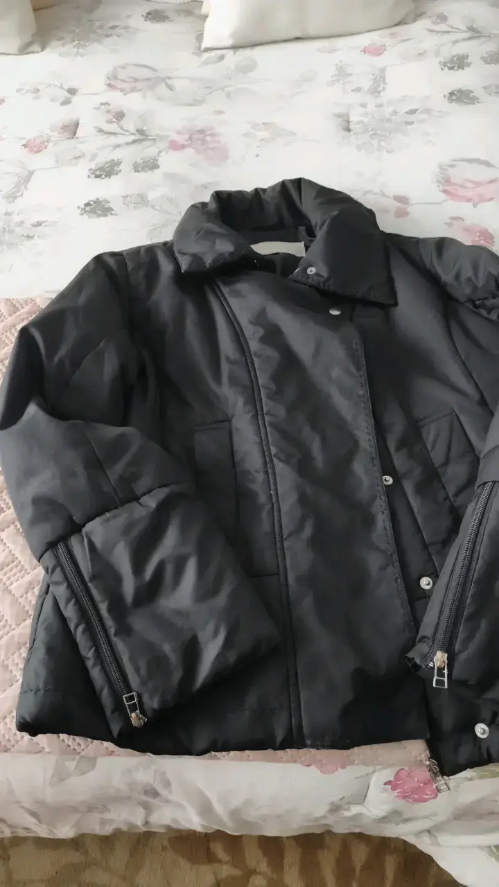 Chaqueta negra acolchada con cierre - 1