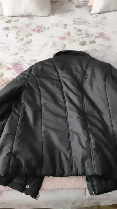 Chaqueta negra acolchada con cierre - miniatura 2