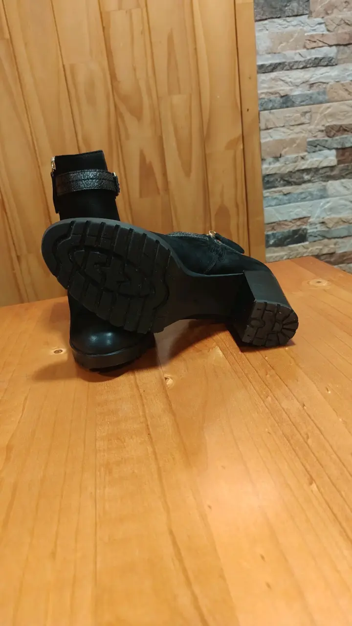 Botines de tacón negro con hebilla decorativa - 4