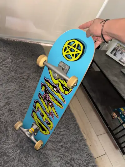 Skateboard Blissed con diseño gráfico colorido - miniatura 1