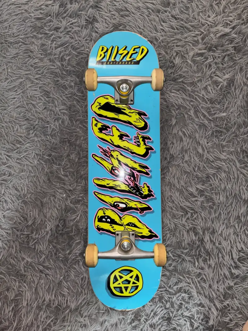 Skateboard Blissed con diseño gráfico colorido - 4