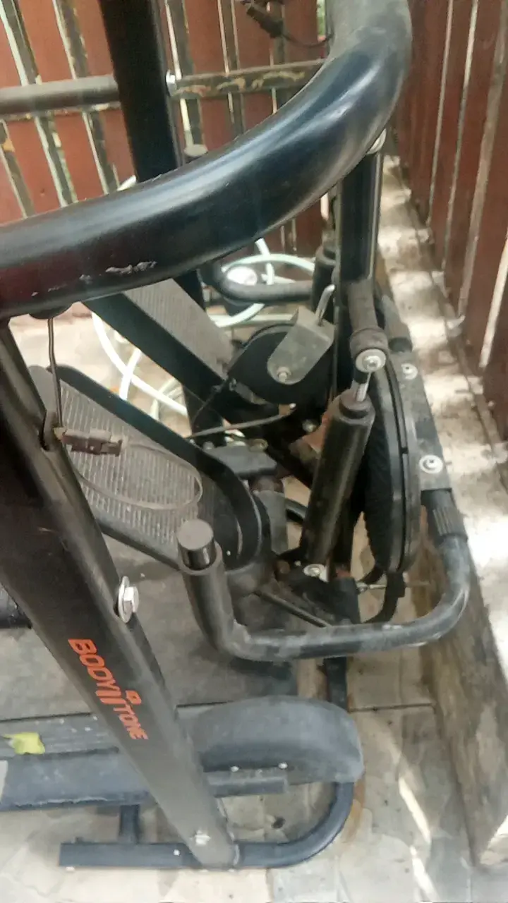 Caminadora eléctrica plegable con monitor - 4