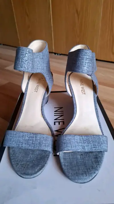 Sandalias de tacón Nine West grises elegantes - miniatura 1