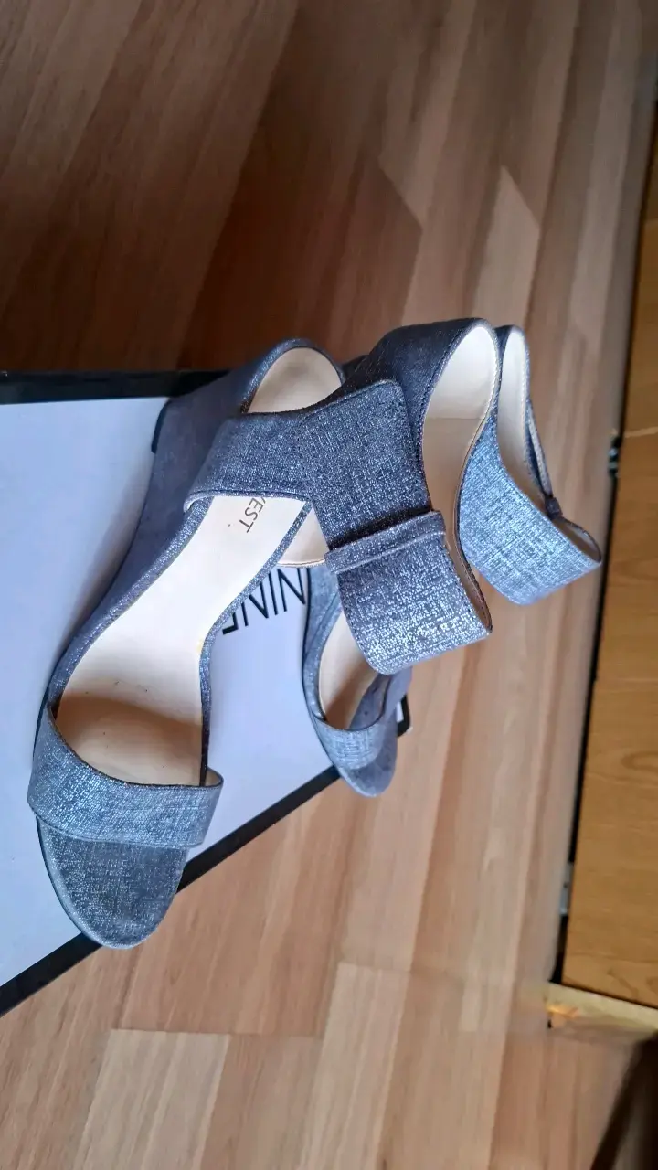 Sandalias de tacón Nine West grises elegantes - 2