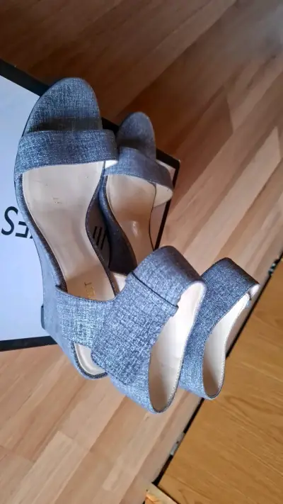 Sandalias de tacón Nine West grises elegantes - miniatura 4